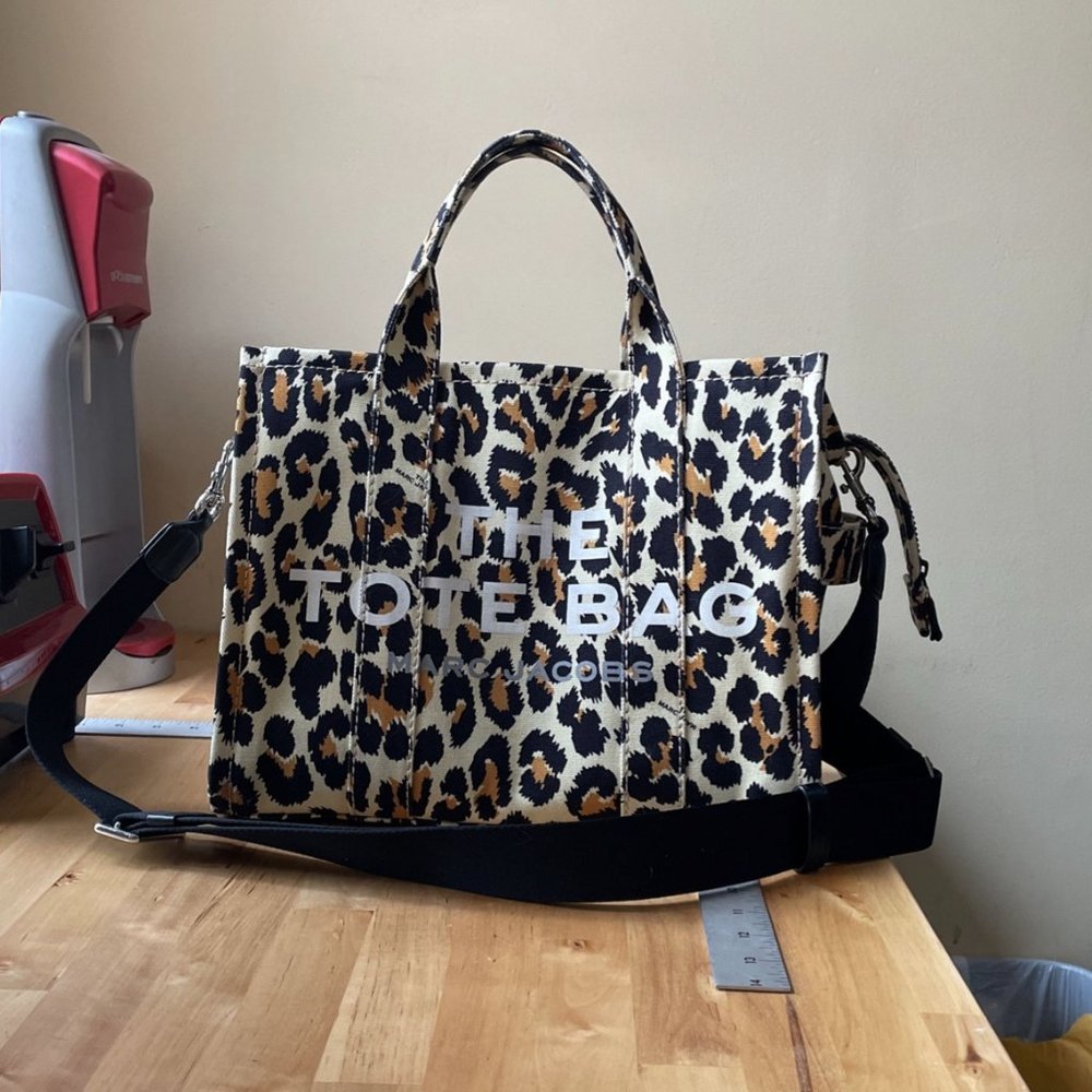 MARC JACOBS THE TOTE BAG